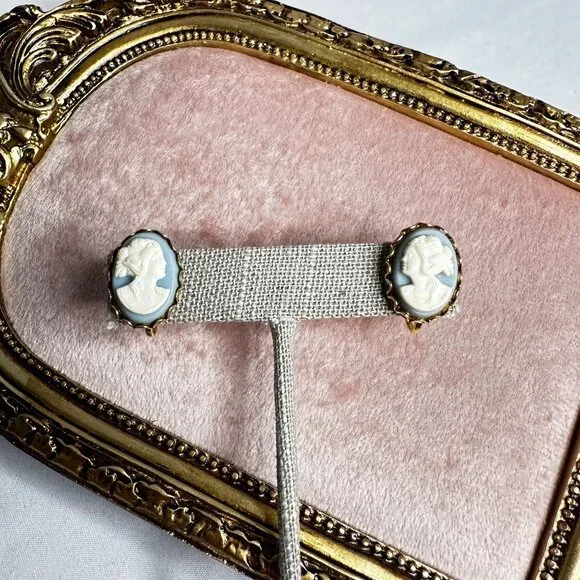 Vintage Gold Tone Blue & White Cameo Screw-back Earrings Mid-Century Modern MCM - Picture 8 of 9